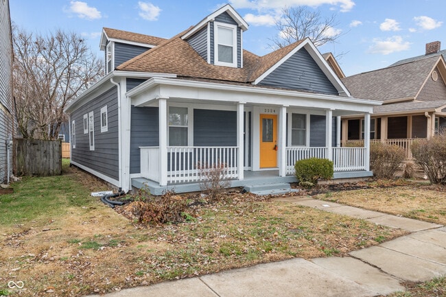 Foto del edificio - 2224 N Kenwood Ave