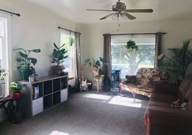 Foto del edificio - Spacious 4-Bedroom Home – with 2nd Kitchen & Private Entrance!