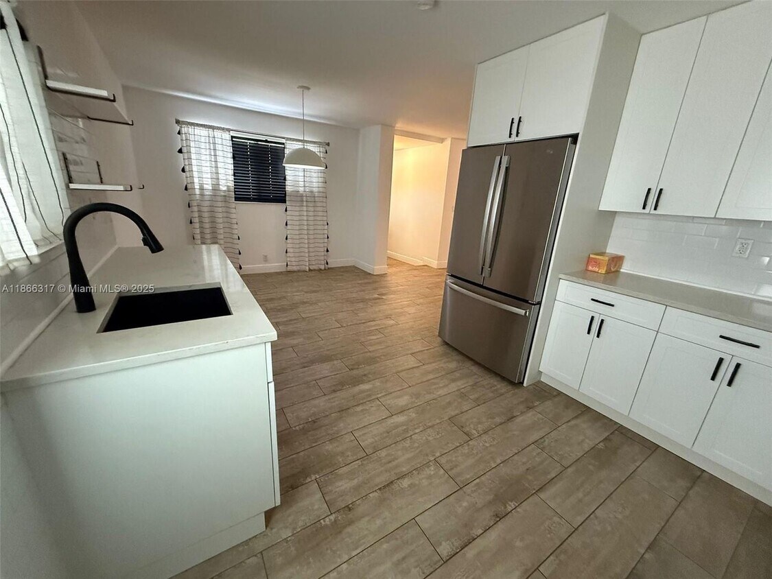 Foto principal - 407 Riverside Dr