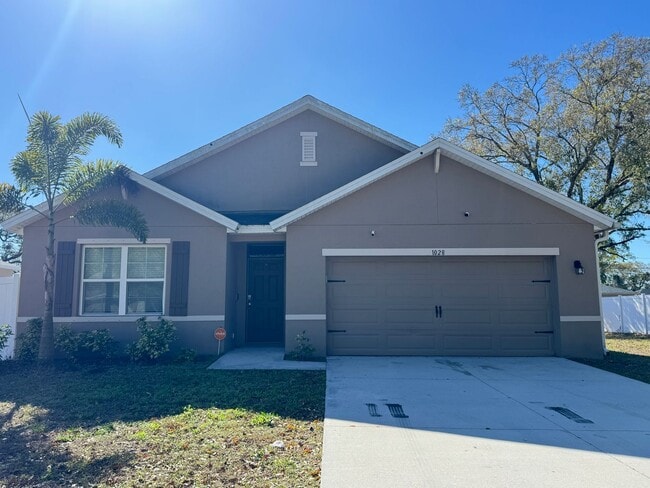 Foto del edificio - STUNNING 4 Bedroom, 2 Bathroom Home in PORT MALABAR with WASHER and DRYER INCLUDED!!!