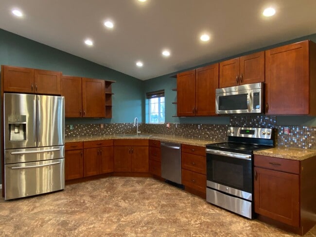 Building Photo - Spacious 3 BR 2 BA 2 Car garage on acreage