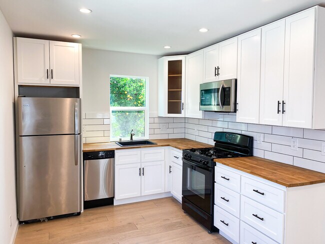 Building Photo - 3003 S Cloverdale Ave
