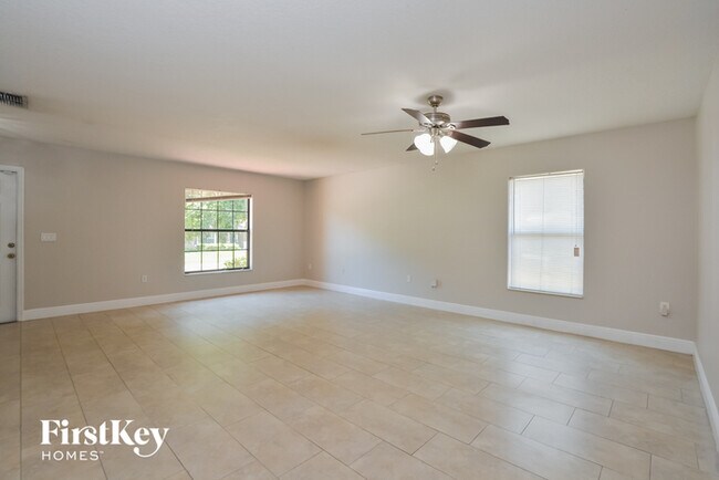 Foto del edificio - 932 Fallbrooke Ave
