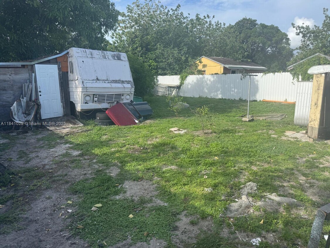 Foto del edificio - 861 NW 112th St