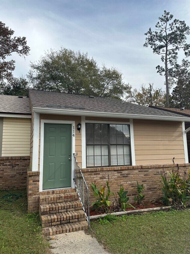 Primary Photo - 114 Boardwalk Ln