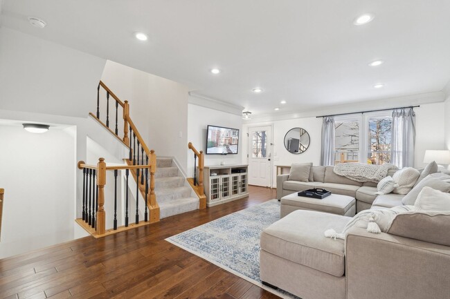 Building Photo - Beautiful 3-level 3 bed 3.5 bath townhome!