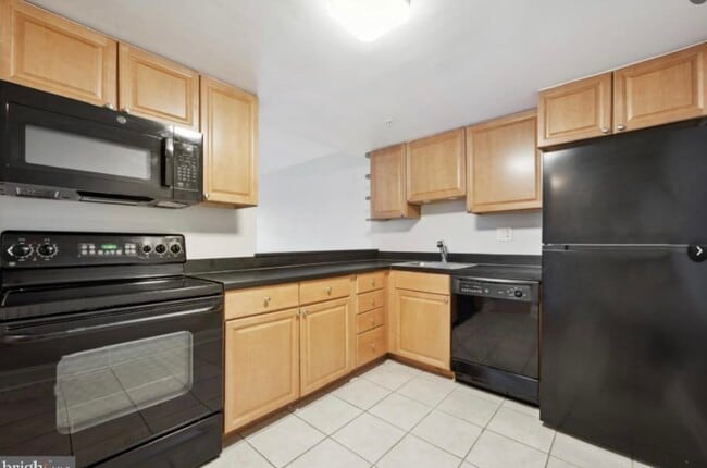 Large eat in kitchen - 2001 Hamilton St