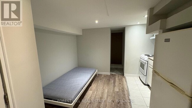 Building Photo - 8 Poplar Plains Crescent