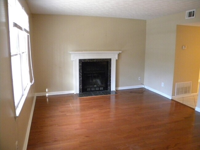Foto del edificio - Lilburn 2 Bedroom End Unit Townhouse, Hard...
