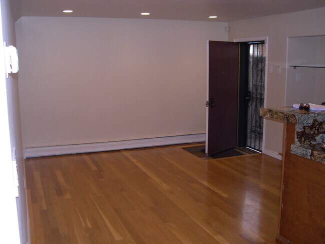 Entry - 810 Masson Ave
