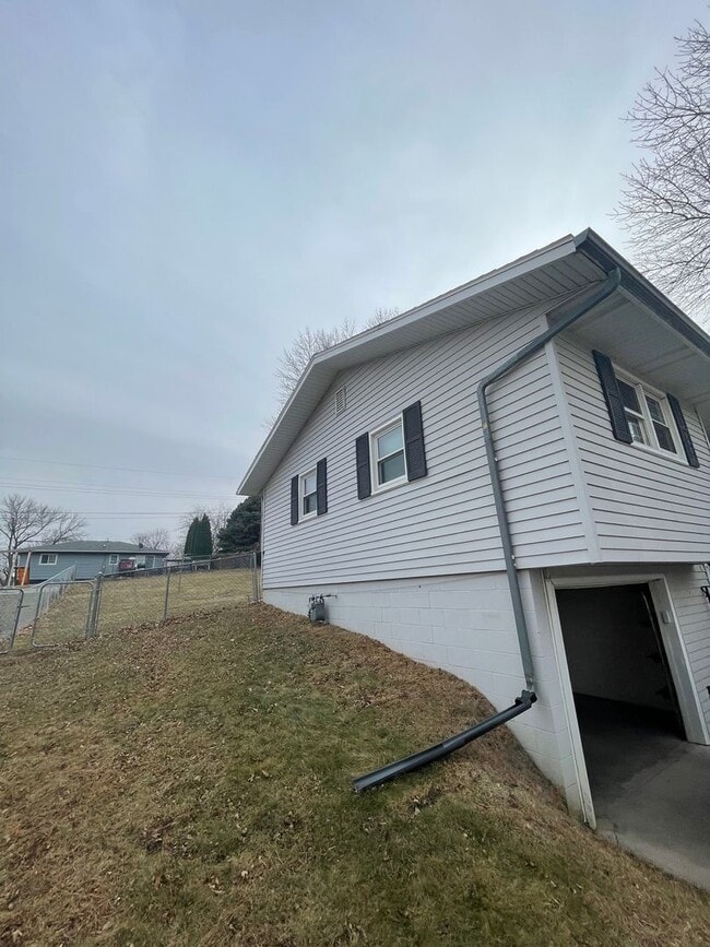 Foto del edificio - Newly updated! 3 bedroom, 2 bath home located near Skyview Lake! More updated photos to come!