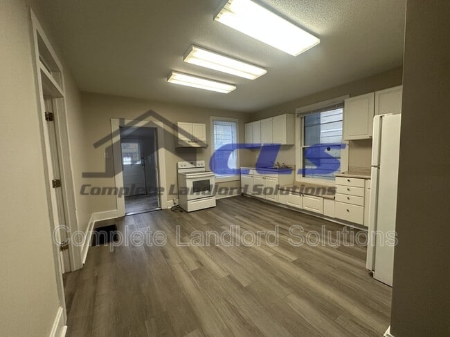 Building Photo - 1106 S 11th 1/2 St