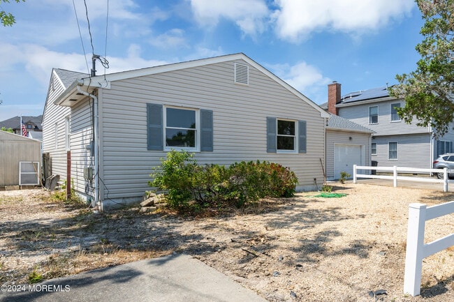 Building Photo - 205 S Shore Dr