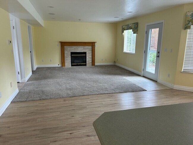 Building Photo - Large Beautiful Home in the Barkley Neighb...