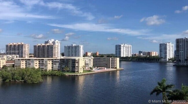 Foto del edificio - 1000 W Island Blvd