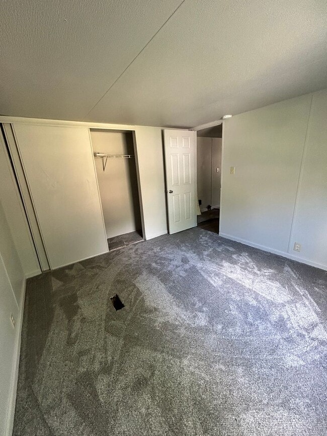 Building Photo - Three bedroom trailer