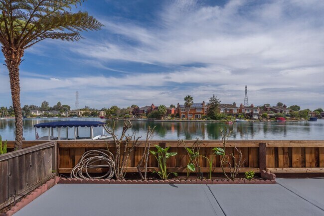 Building Photo - Harborside Waterfront 4 Bed/2.5 Bath Townh...