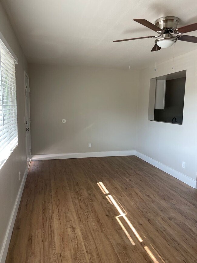 Foto del edificio - 1346 E Mountain View Rd