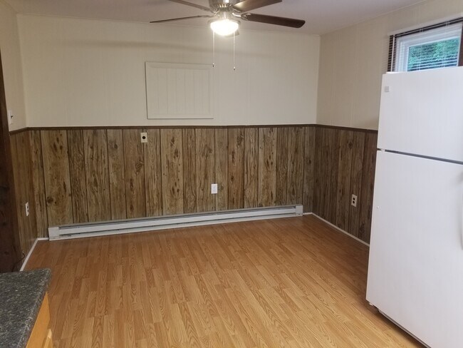 Dining area - 267 West Ave