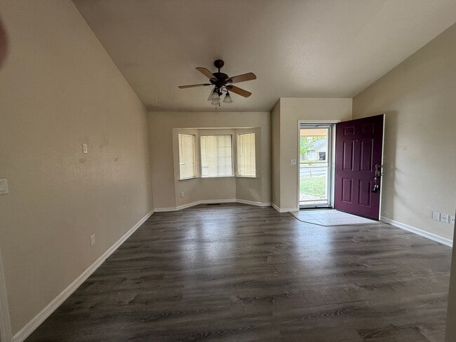 Building Photo - Cute single story 3 bedroom, 2 bath home w...