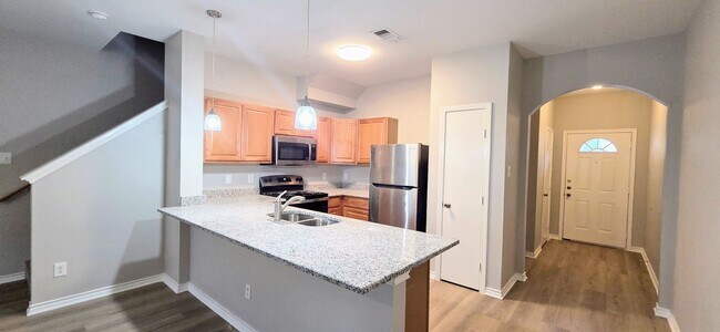 Foto del edificio - 3 Bedroom Townhome near Medical Center