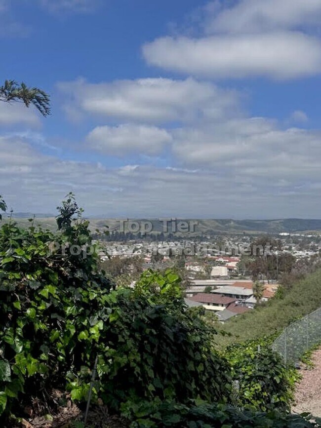 Foto del edificio - Rare Lower Unit with Stunning Views & In-Unit Laundry