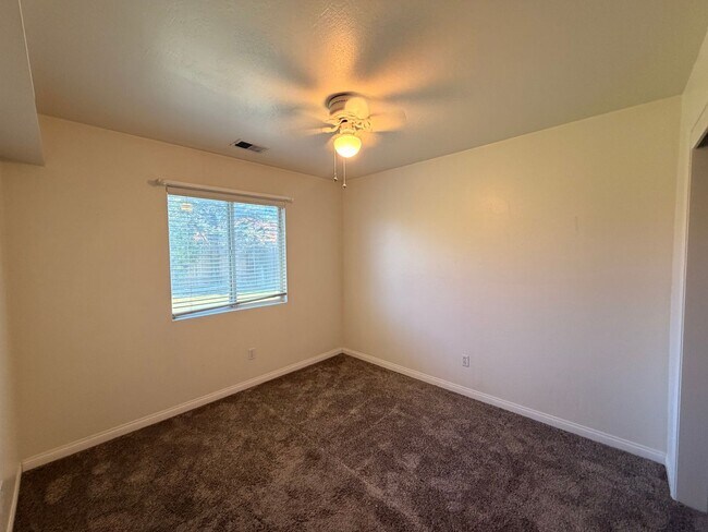 Foto del edificio - NW Bakersfield home!