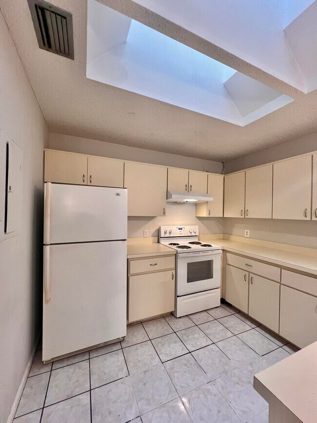 Foto del edificio - 5330 Elmhurst Rd