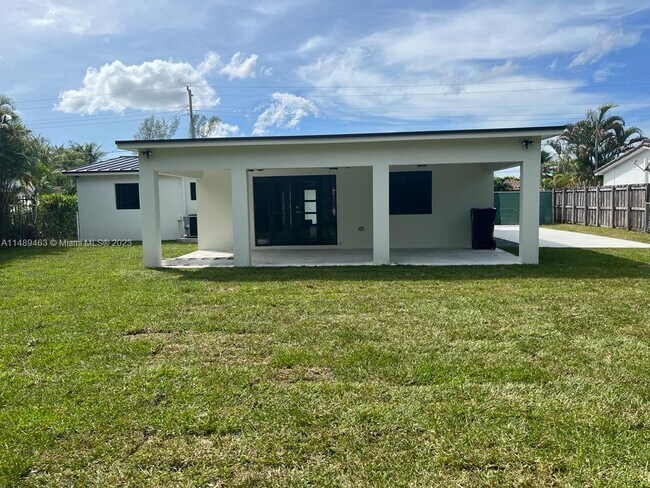 Building Photo - 935 SW 94th Ave