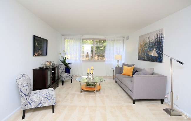 Interior Photo - Congressional Towers