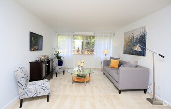 Interior Photo - Congressional Towers