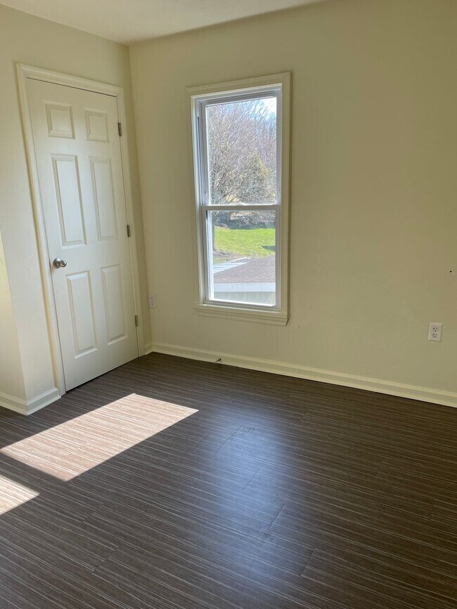 Building Photo - 4 Bedroom home Available Now!