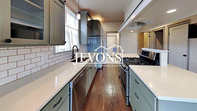 Foto del edificio - Spacious home with fully equipped kitchen and 2-car garage near Stewart Park