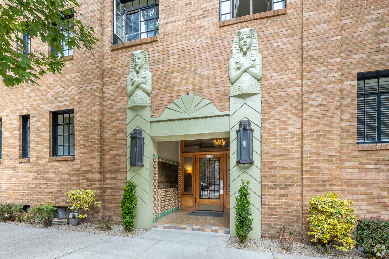 Manhattan Apartments 2209 NW Everett St Portland, OR Apartments for