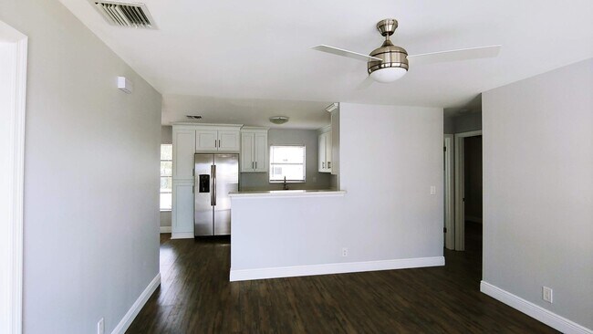 Foto del edificio - 1341 W 31st St