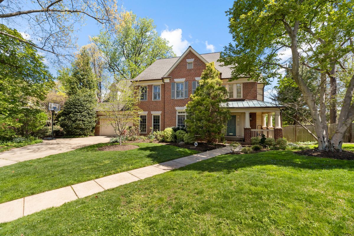 Foto principal - 2728 McKinley St NW