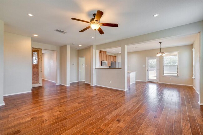 Building Photo - 117 Brittany Ln