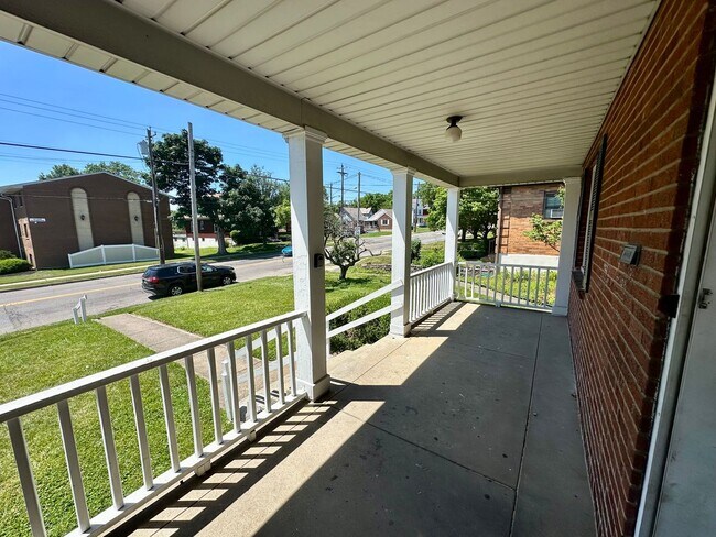 Building Photo - Westwood- Cozy 3 bedroom 1 bath