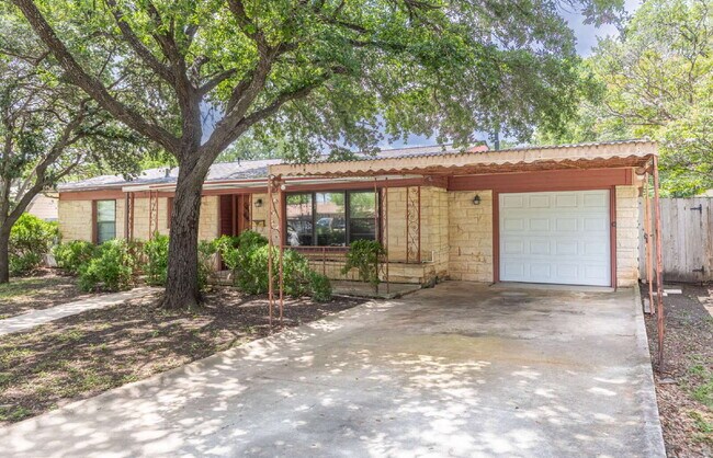Foto del edificio - 422 Sandalwood Ln