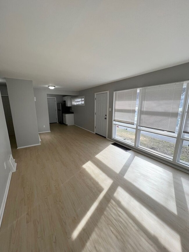 Building Photo - 4 Bedroom, 1 bathroom Single-Family Home i...