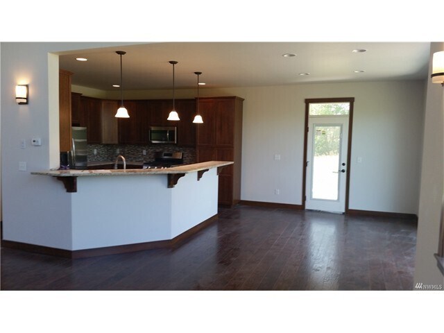 Building Photo - Spacious 3 Bedroom, 2.5 Bathroom Home with...