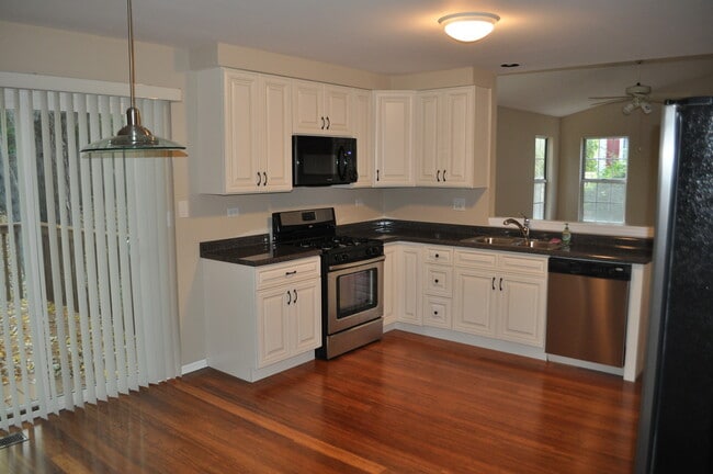 Building Photo - 15 Whispering Dr