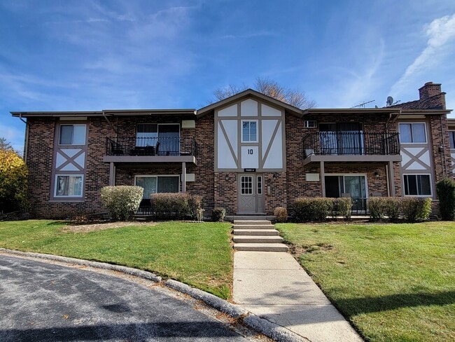 Building Photo - 9S025 Lake Dr