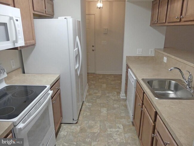 Foto del edificio - 1402 Golden Rod Ct