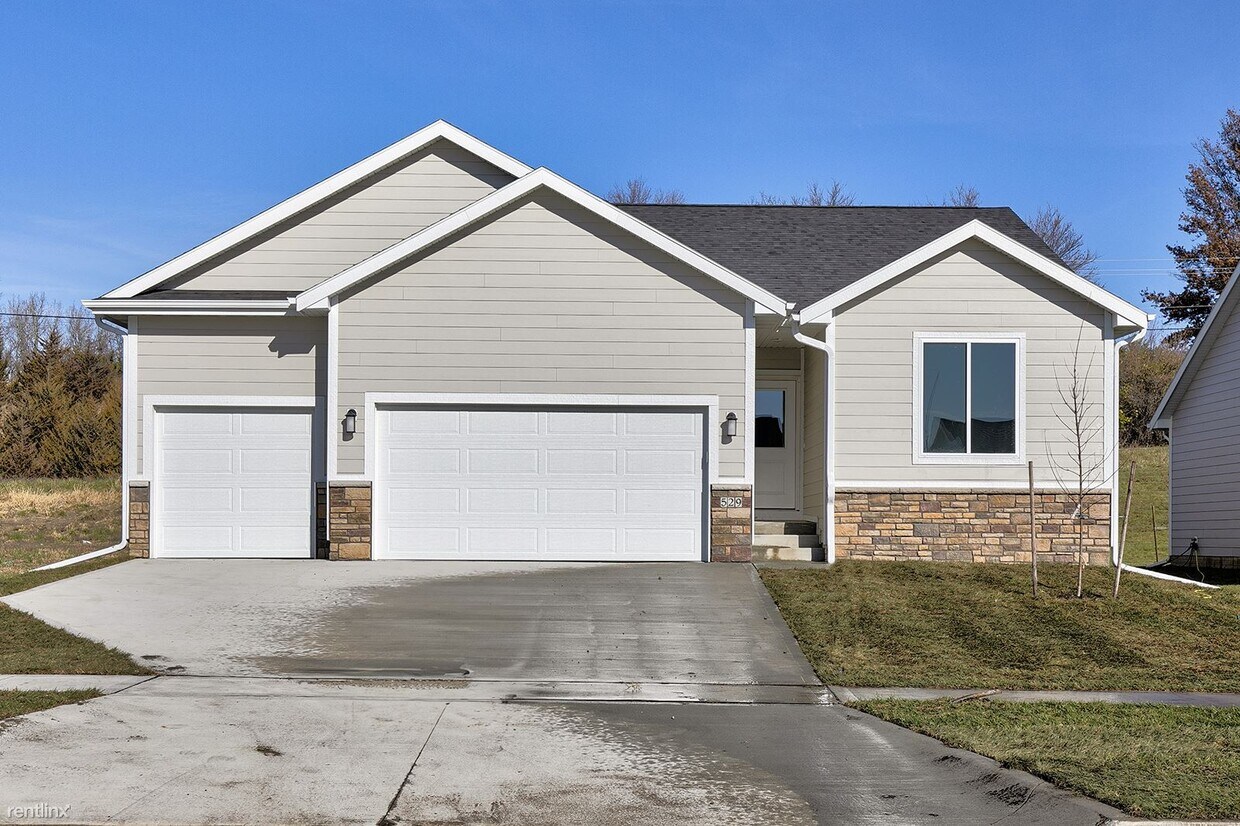 529 Meadows Ct, Polk City, IA 50226 House Rental in Polk City, IA