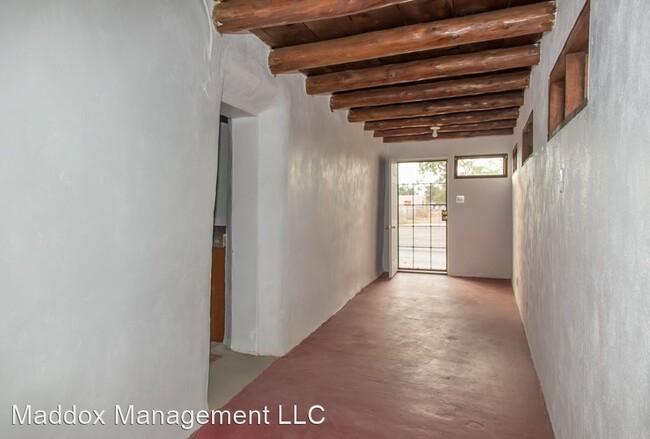 Foto del edificio - 1 br, 1 bath House - 5302 Edith Blvd. NE #D