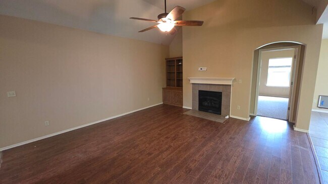 Foto del edificio - 3 bed 2 bath & bonus room - 2 car garage - Pool and playground