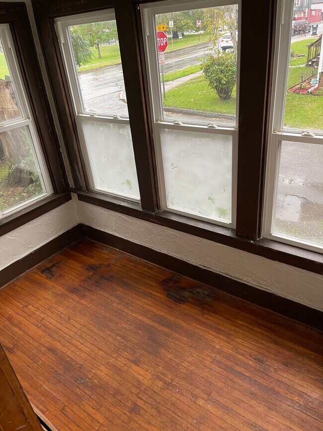 Enclosed room - 924 Bay St