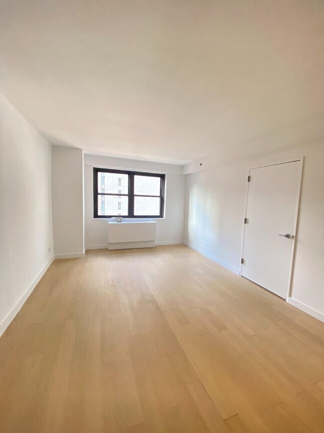Building Photo - 222 E 39th St