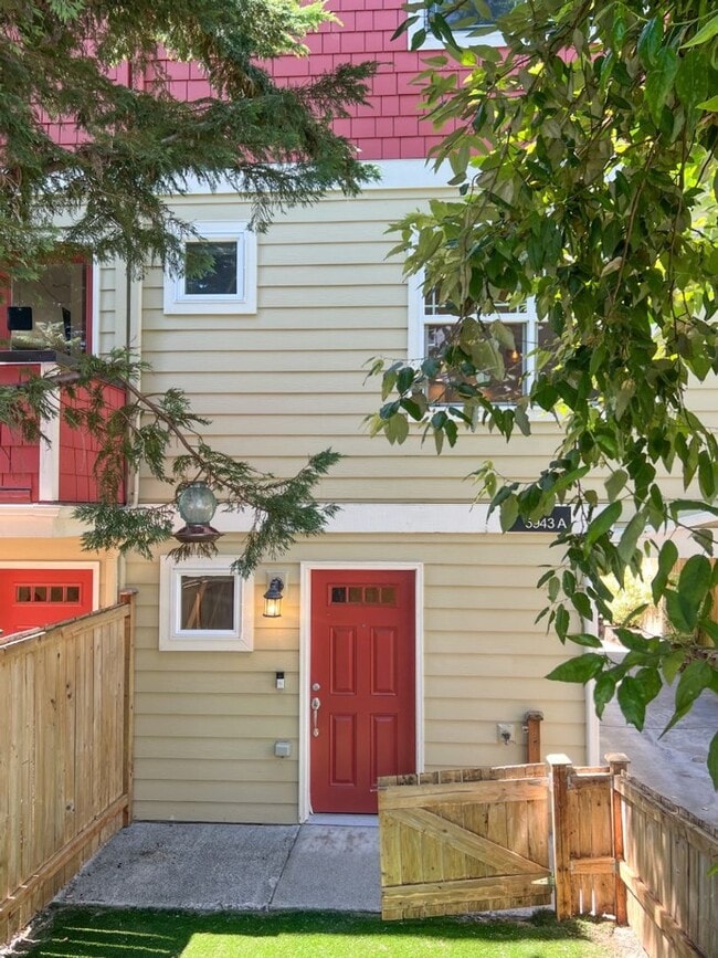 Building Photo - 2Bd/3Ba Seattle Townhouse